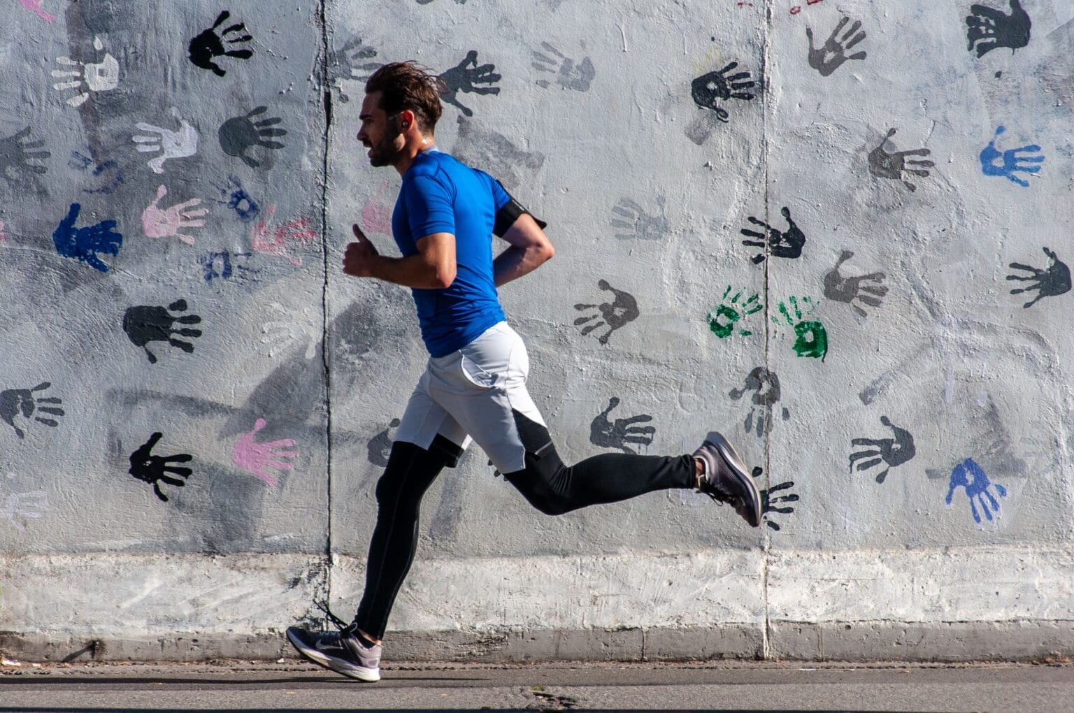 How to Breathe While Running: Complete Guide to an Effortless Run person running efficiently and breathing well